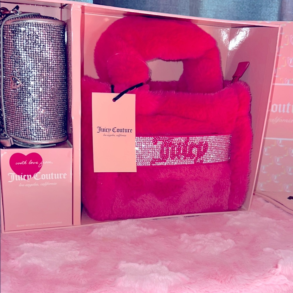 GIFT READY Juicy Couture Free Love Fuzzy Purse ๐ And Silver Barrel Purse Set